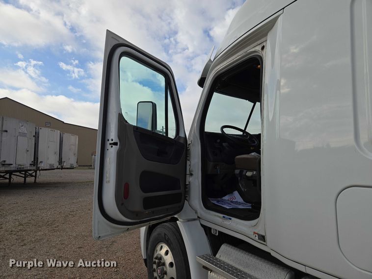 image for item ET5161 2015 Freightliner Cascadia semi truck