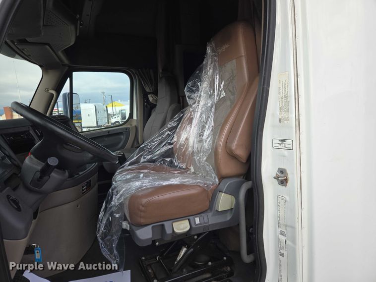 image for item ET5161 2015 Freightliner Cascadia semi truck