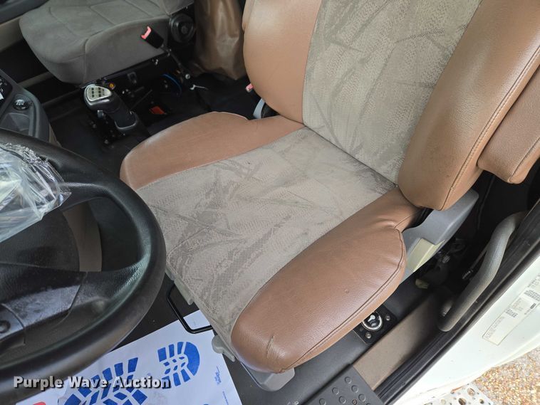 image for item ET5161 2015 Freightliner Cascadia semi truck