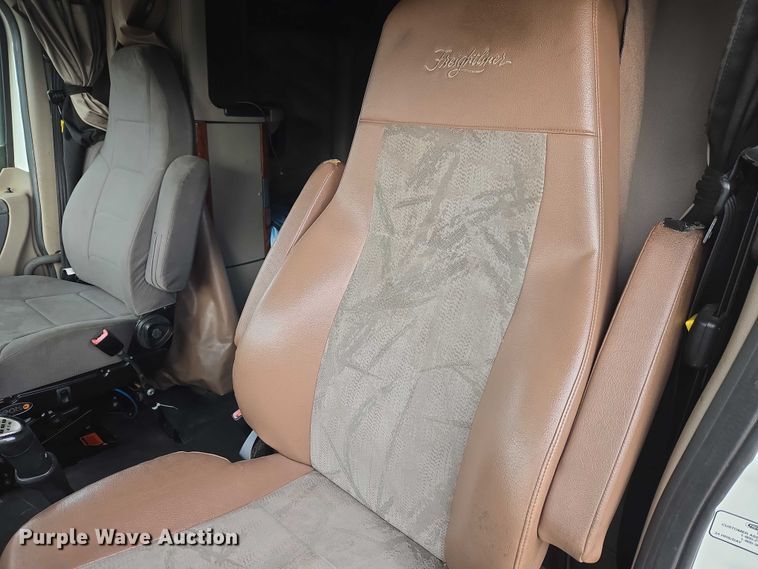 image for item ET5161 2015 Freightliner Cascadia semi truck