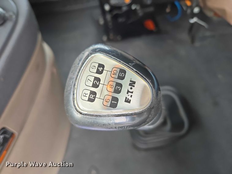 image for item ET5161 2015 Freightliner Cascadia semi truck