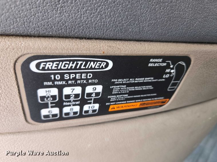 image for item ET5161 2015 Freightliner Cascadia semi truck