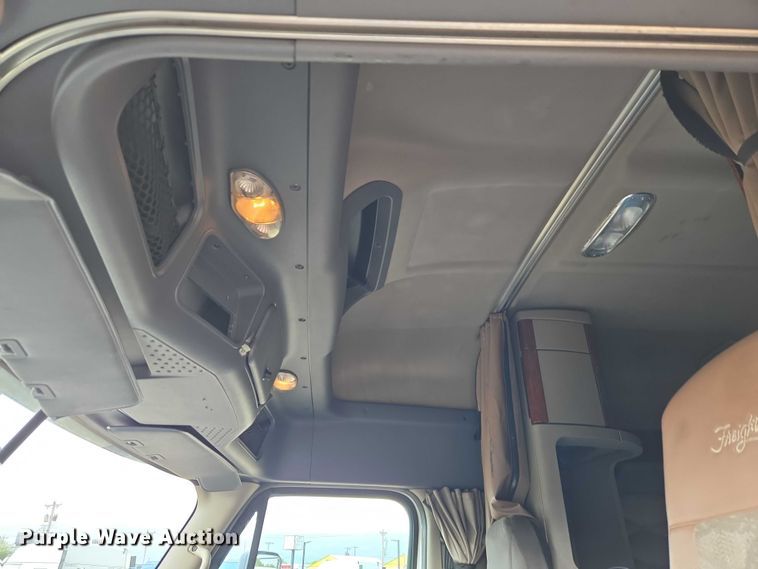 image for item ET5161 2015 Freightliner Cascadia semi truck