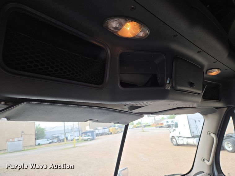 image for item ET5161 2015 Freightliner Cascadia semi truck