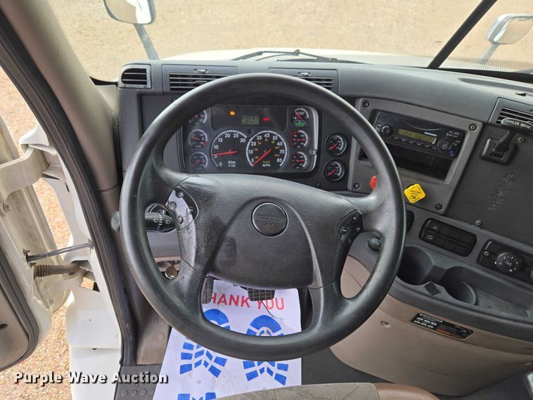 image for item ET5161 2015 Freightliner Cascadia semi truck