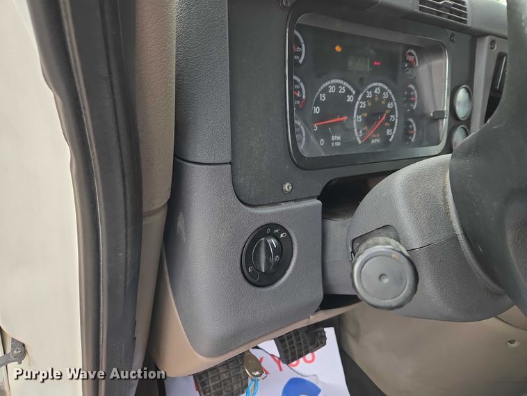 image for item ET5161 2015 Freightliner Cascadia semi truck