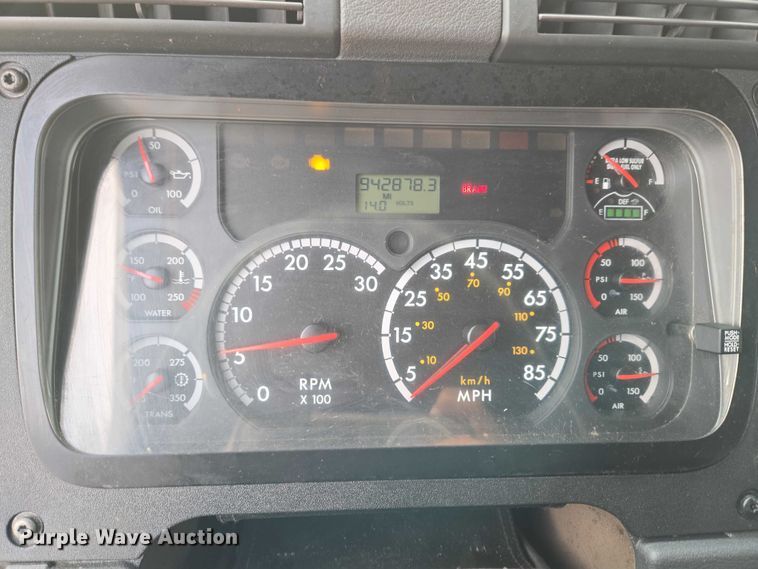 image for item ET5161 2015 Freightliner Cascadia semi truck