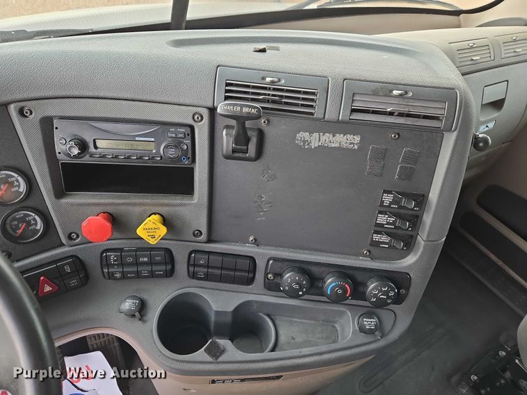 image for item ET5161 2015 Freightliner Cascadia semi truck