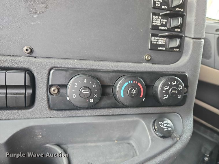 image for item ET5161 2015 Freightliner Cascadia semi truck