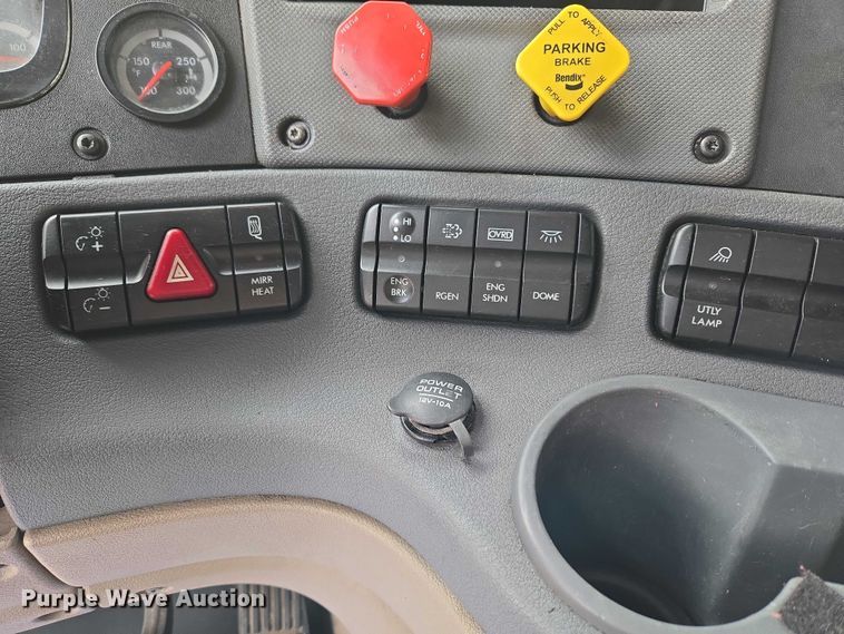 image for item ET5161 2015 Freightliner Cascadia semi truck