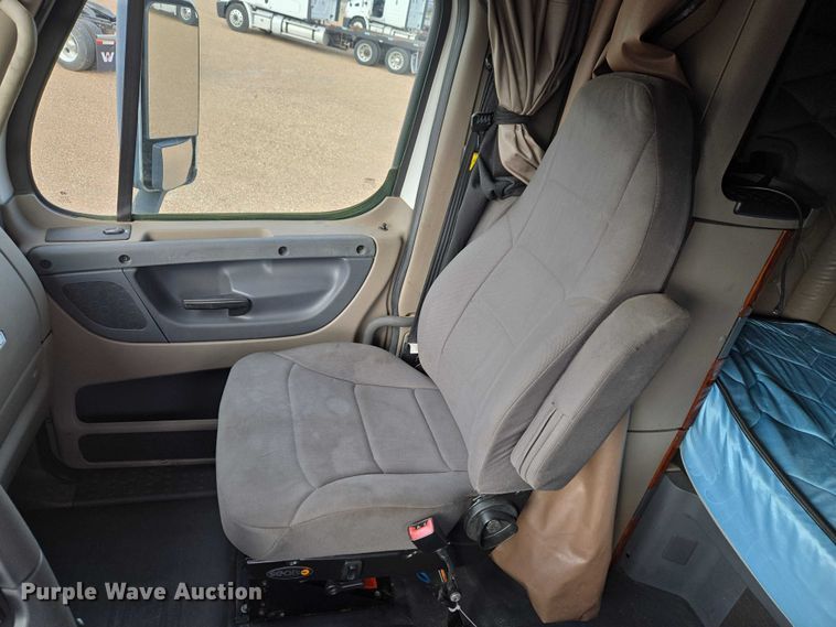 image for item ET5161 2015 Freightliner Cascadia semi truck