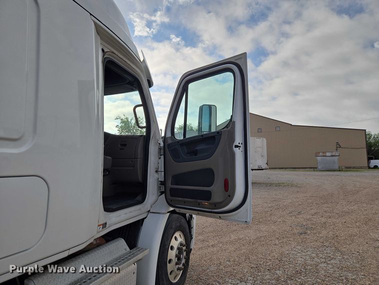 image for item ET5161 2015 Freightliner Cascadia semi truck