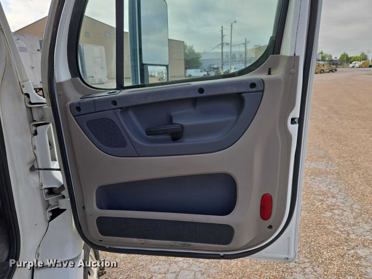 image for item ET5161 2015 Freightliner Cascadia semi truck