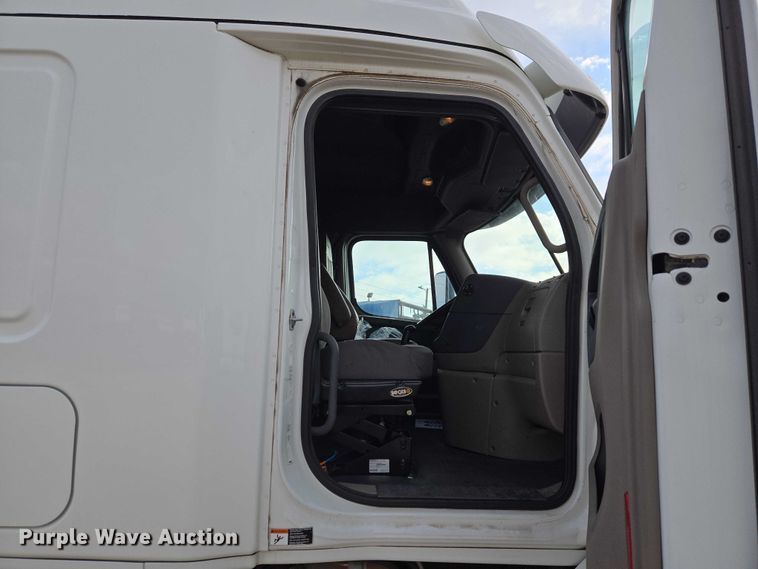 image for item ET5161 2015 Freightliner Cascadia semi truck