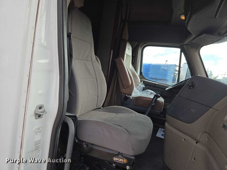 image for item ET5161 2015 Freightliner Cascadia semi truck