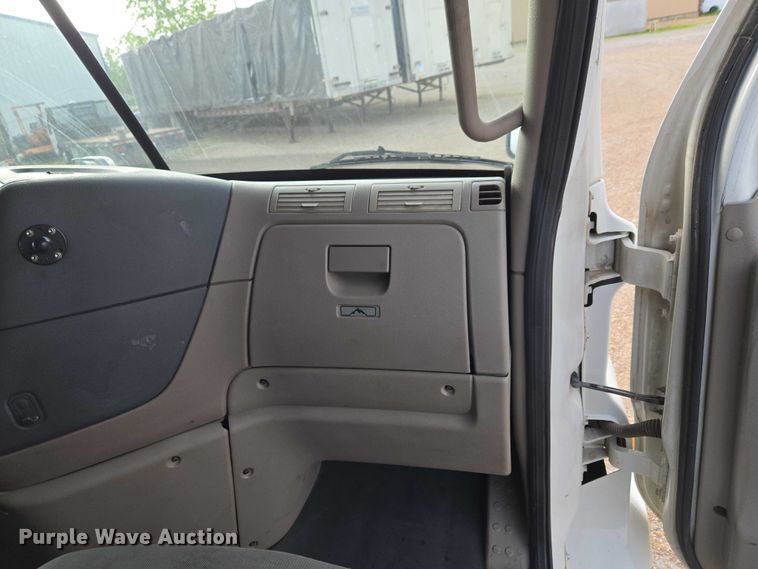 image for item ET5161 2015 Freightliner Cascadia semi truck