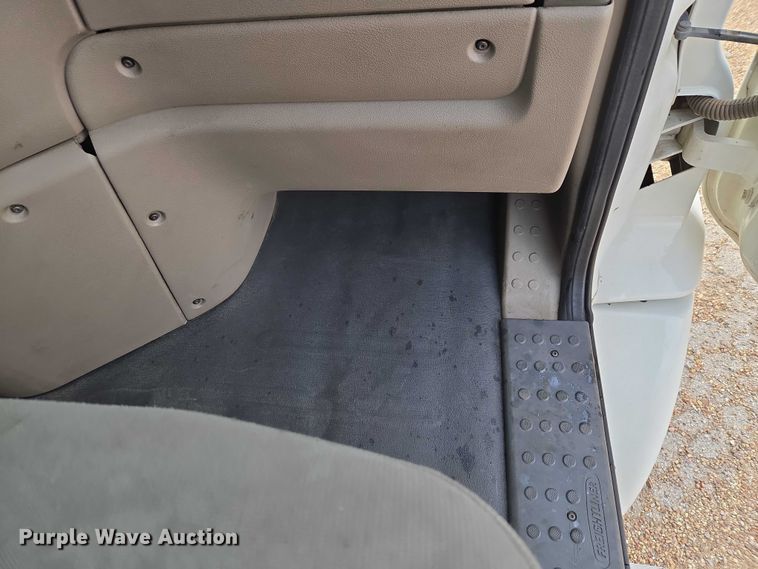 image for item ET5161 2015 Freightliner Cascadia semi truck