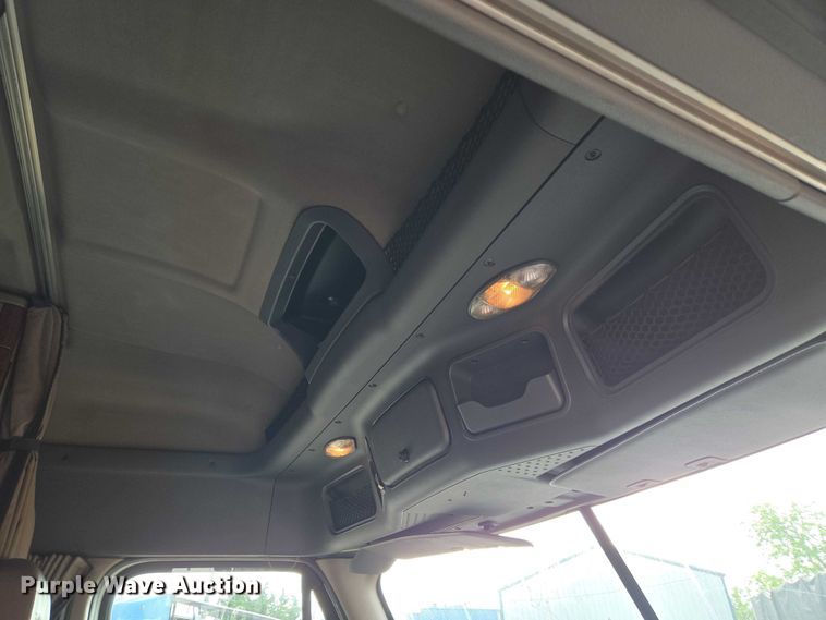 image for item ET5161 2015 Freightliner Cascadia semi truck