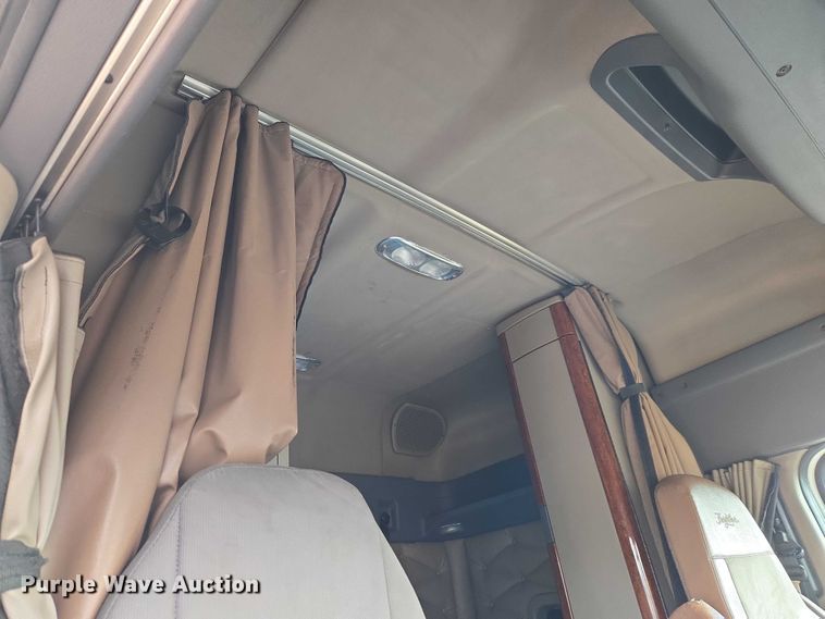 image for item ET5161 2015 Freightliner Cascadia semi truck