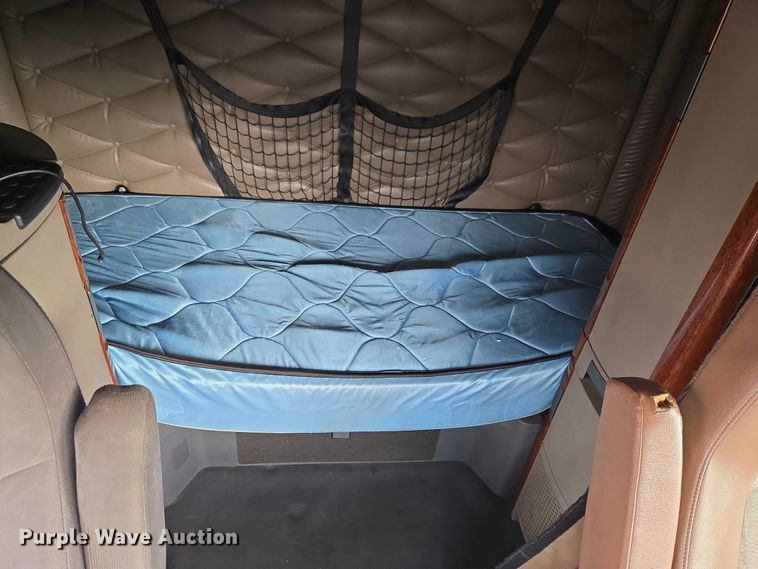 image for item ET5161 2015 Freightliner Cascadia semi truck