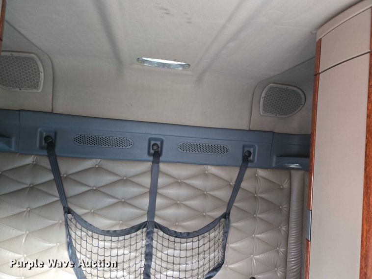 image for item ET5161 2015 Freightliner Cascadia semi truck