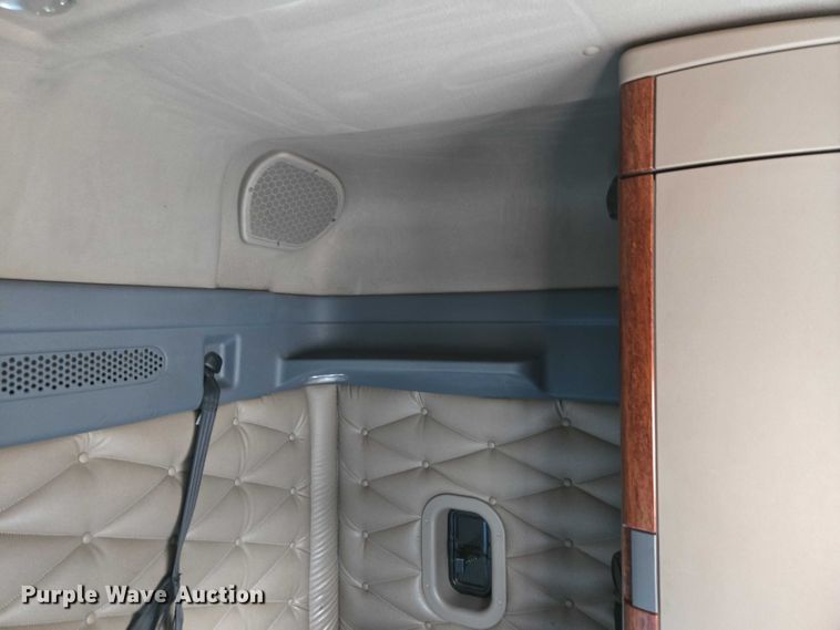 image for item ET5161 2015 Freightliner Cascadia semi truck