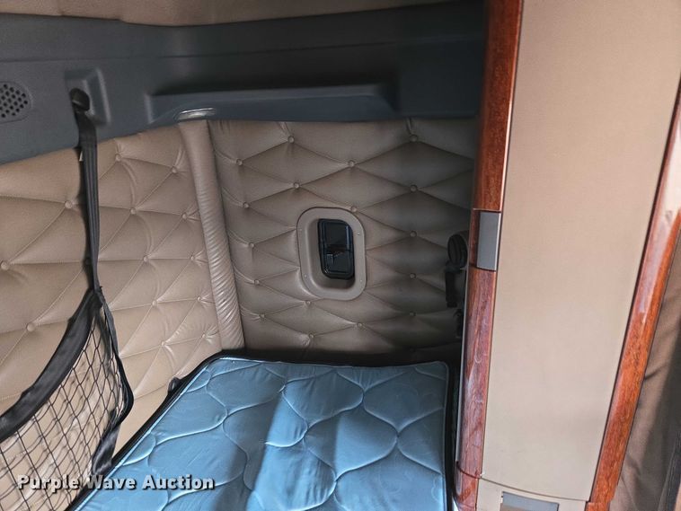 image for item ET5161 2015 Freightliner Cascadia semi truck