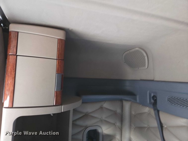 image for item ET5161 2015 Freightliner Cascadia semi truck