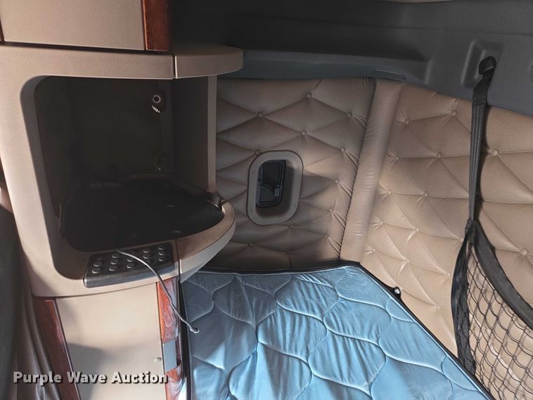 image for item ET5161 2015 Freightliner Cascadia semi truck