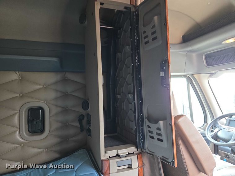 image for item ET5161 2015 Freightliner Cascadia semi truck