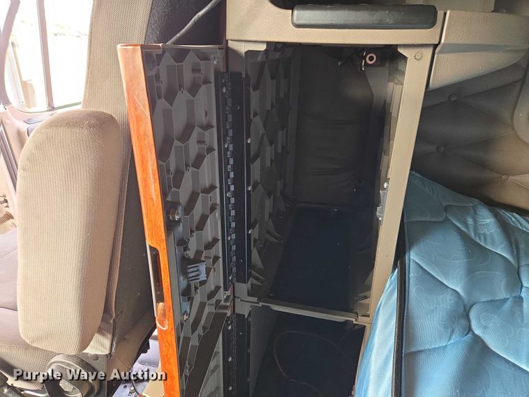 image for item ET5161 2015 Freightliner Cascadia semi truck