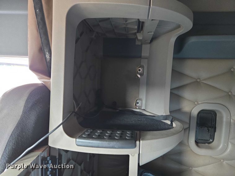 image for item ET5161 2015 Freightliner Cascadia semi truck