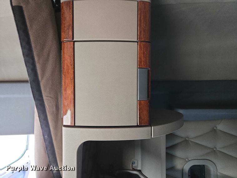 image for item ET5161 2015 Freightliner Cascadia semi truck