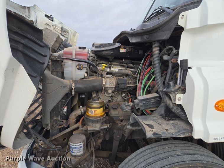 image for item ET5161 2015 Freightliner Cascadia semi truck