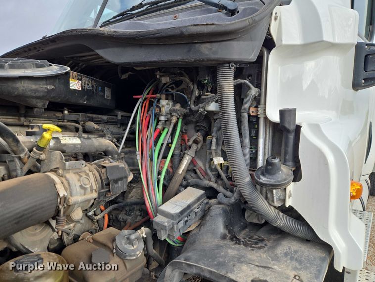 image for item ET5161 2015 Freightliner Cascadia semi truck