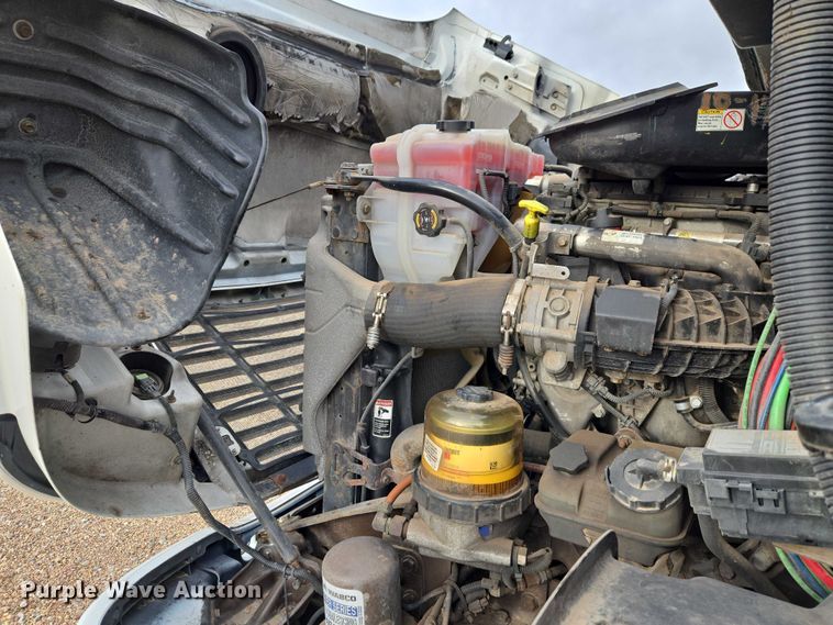 image for item ET5161 2015 Freightliner Cascadia semi truck