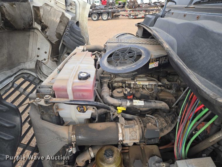 image for item ET5161 2015 Freightliner Cascadia semi truck