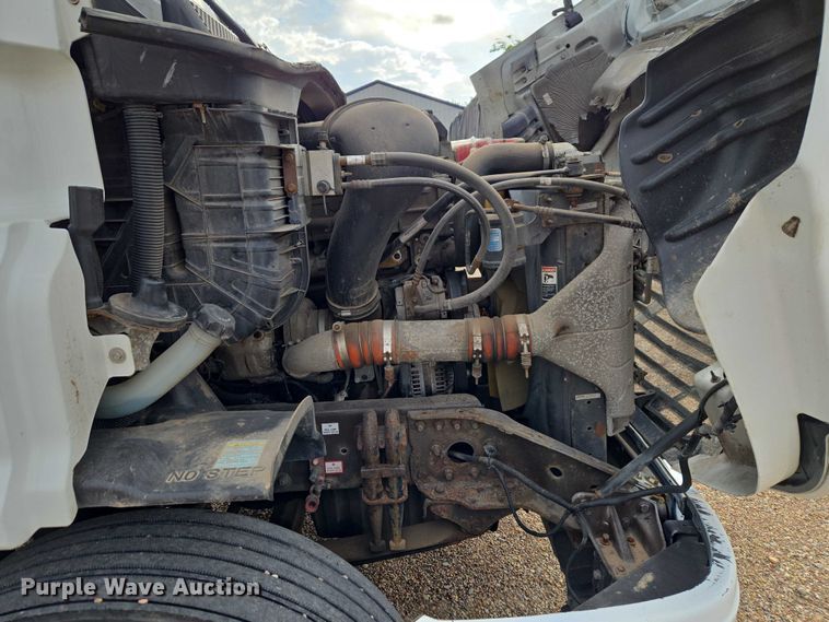 image for item ET5161 2015 Freightliner Cascadia semi truck