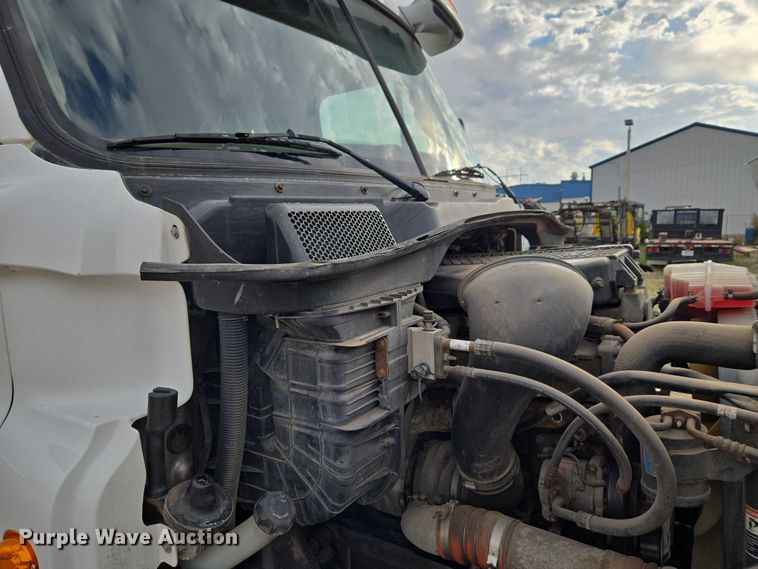 image for item ET5161 2015 Freightliner Cascadia semi truck