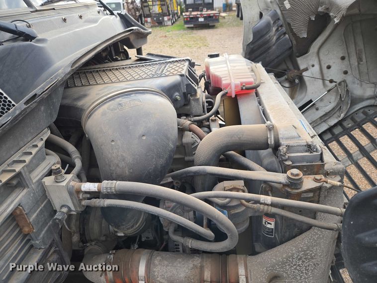 image for item ET5161 2015 Freightliner Cascadia semi truck