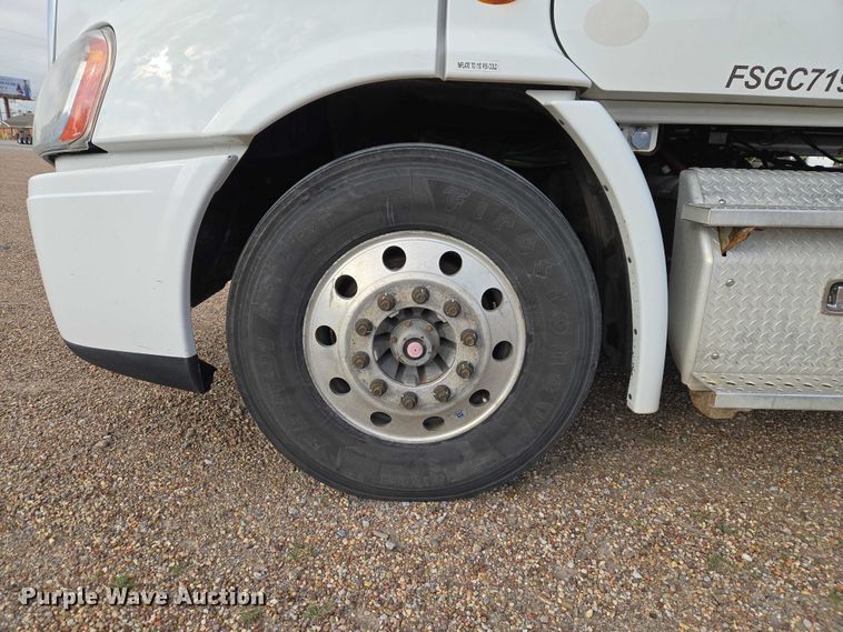 image for item ET5161 2015 Freightliner Cascadia semi truck