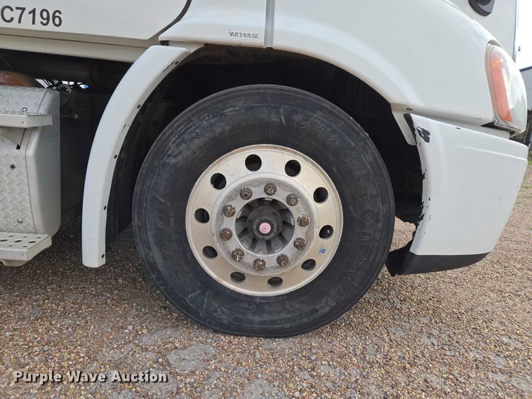 image for item ET5161 2015 Freightliner Cascadia semi truck