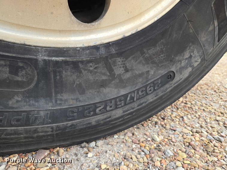 image for item ET5161 2015 Freightliner Cascadia semi truck