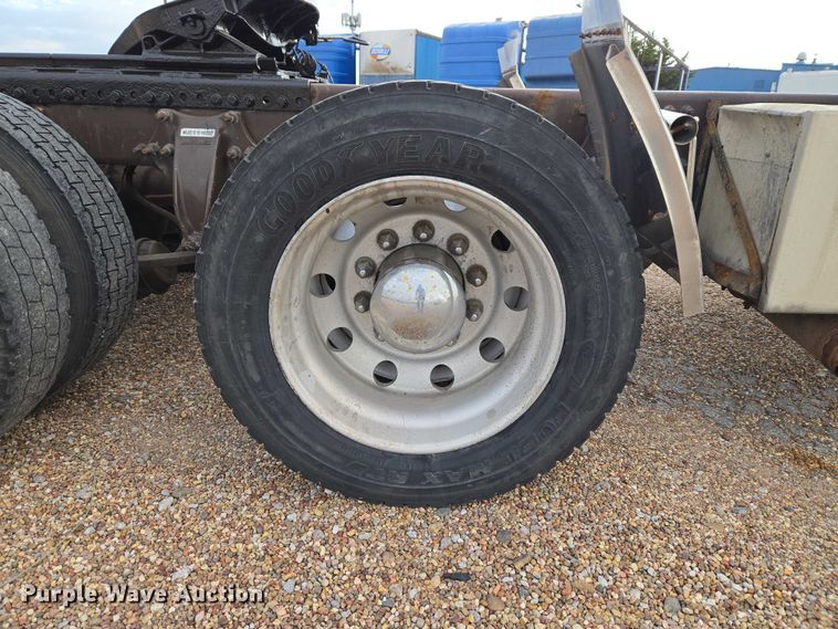 image for item ET5161 2015 Freightliner Cascadia semi truck