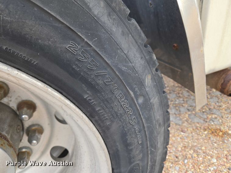 image for item ET5161 2015 Freightliner Cascadia semi truck