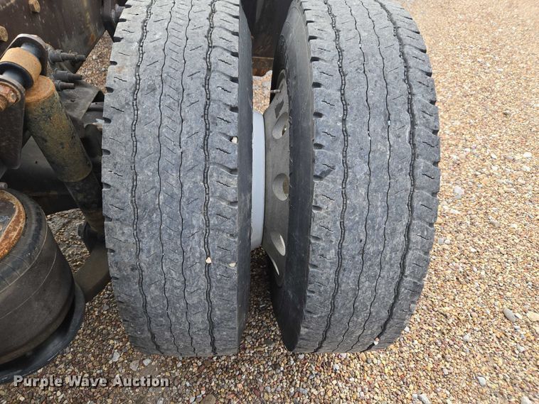 image for item ET5161 2015 Freightliner Cascadia semi truck