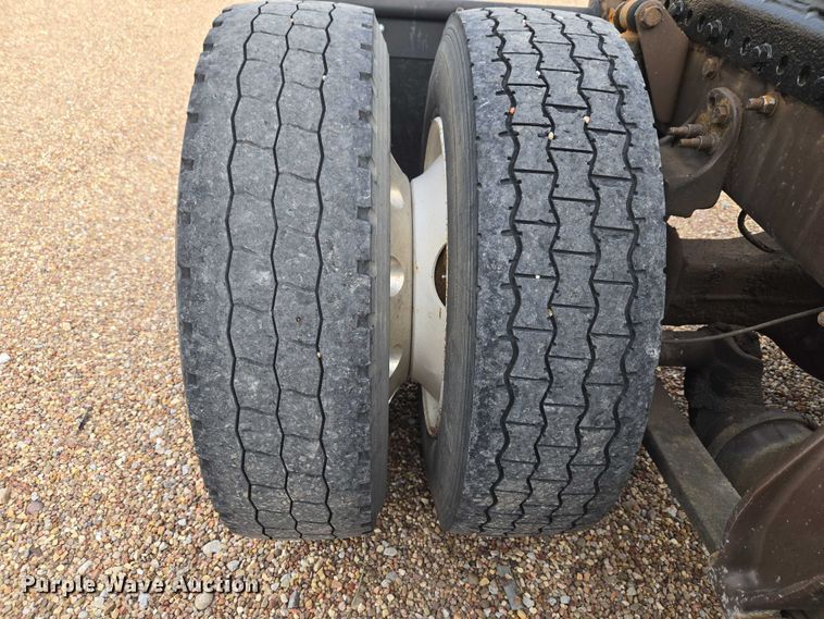 image for item ET5161 2015 Freightliner Cascadia semi truck