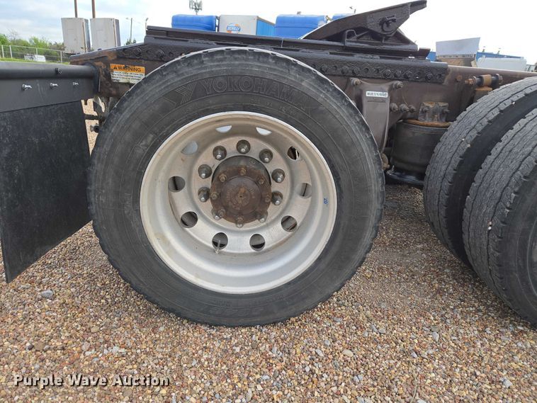 image for item ET5161 2015 Freightliner Cascadia semi truck