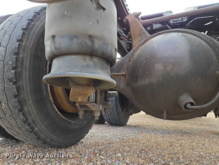 image for item ET5161 2015 Freightliner Cascadia semi truck