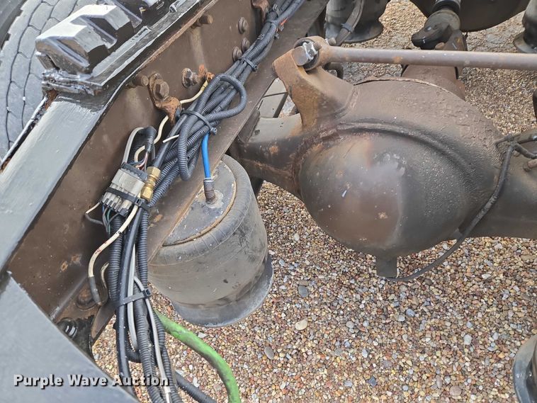 image for item ET5161 2015 Freightliner Cascadia semi truck